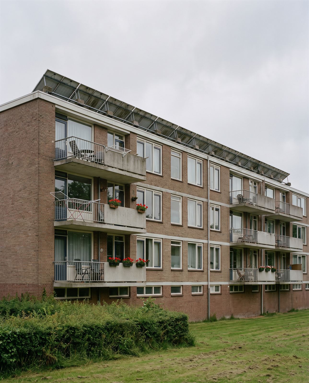 Naoorlogse flat met zonnepanelen op het platte dak